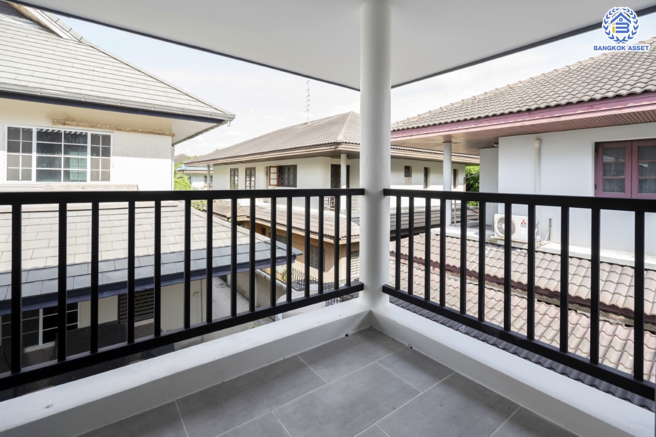 คฤหาสน์มือสองตกแต่งใหม่ โครงการ อักษรา พุทธมณฑลสาย3-บรมราชชนนี ตกแต่งหรูหรา เนื้อที่ 147 ตร.ว. พื้นที่ใช้สอยมากถึง 455 ตร.ม.!! ฟังก์ชันจัดเต็ม 4 ห้องนอนขนาดใหญ่ 5 ห้องน้ำ 1 ห้องแม่บ้าน จอดรถได้ 2 คัน พร้อมพื้นที่สนามหญ้าด้านข้างกว้างถึง 240 ตร.ม. บนทำเลเชื่อมต่อหลายเส้นทาง ใกล้เซ็นทรัลศาลายา, ม.มหิดล ทางคู่ขนานลอยฟ้าบรมราชชนนี และรายล้อมด้วยสิ่งอำนวยความสะดวกครบ!